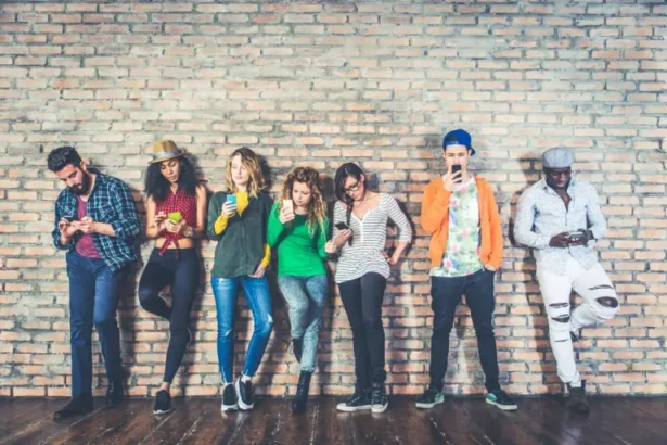 Amateurallrue: Evolution of Creative Communities Of World